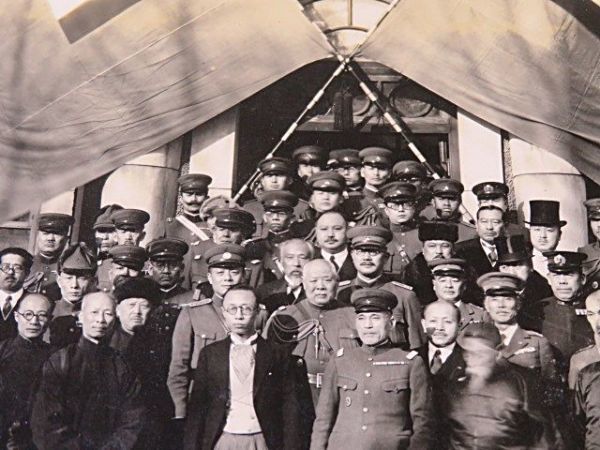 戦前 古写真 愛新覚羅溥儀 鄭孝胥 満州要人 他 集合写真 1点 戦前 古写真 愛新覚羅溥儀 鄭孝胥 満州要人 他 集合写真 1点
