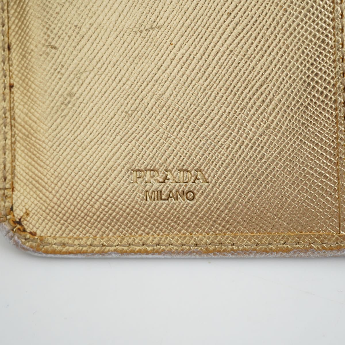 【未使用展示品】PRADA 二つ折り財布 サフィアーノレザー バイカラー シルバー ゴールド アイコン ロゴ L字ファスナー