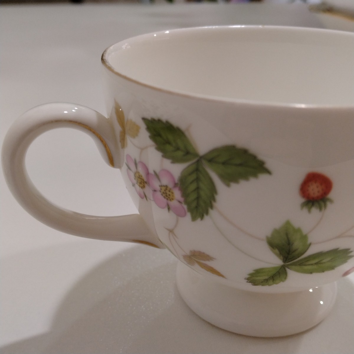 M10056　WEDGWOOD　ウエッジウッド　ワイルドストロベリー　カップ＆ソーサー　１客セット　洋食器_画像3