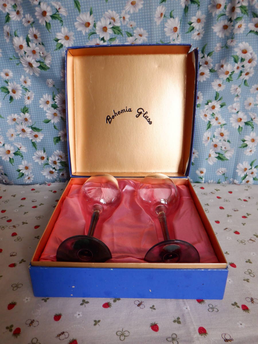 Ｃ１０『ボヘミアグラス★花のような色合いのペアワイングラス』～箱付き　外箱に破れ・傷みが多々あり　長期保管品　チェコスロバキア製