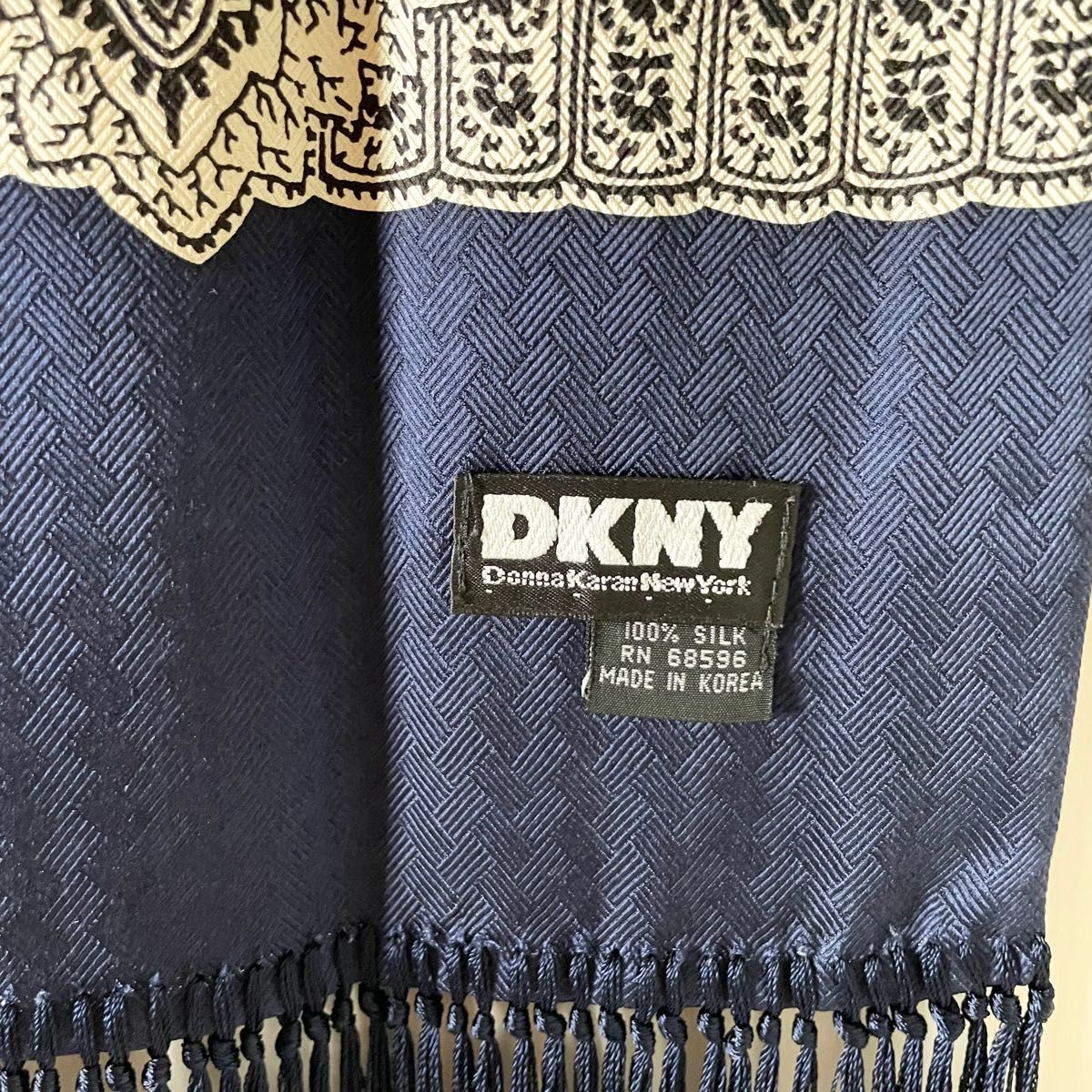 DKNY(ダナキャランニューヨーク) シルクスカーフ ストール 総柄 ネイビー