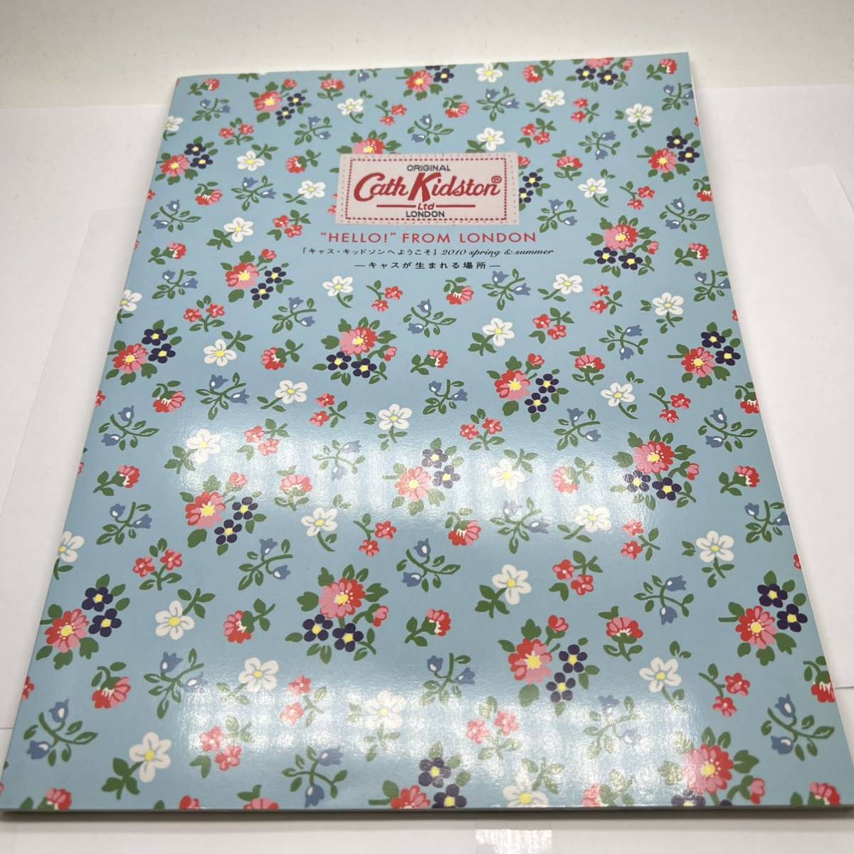 美品 キャスキッドソン Cath Kidston “HELLO！”FROM LONDON 『キャス・キッドソンへようこそ』2010 spring&summer キャスが生まれる場所_画像1