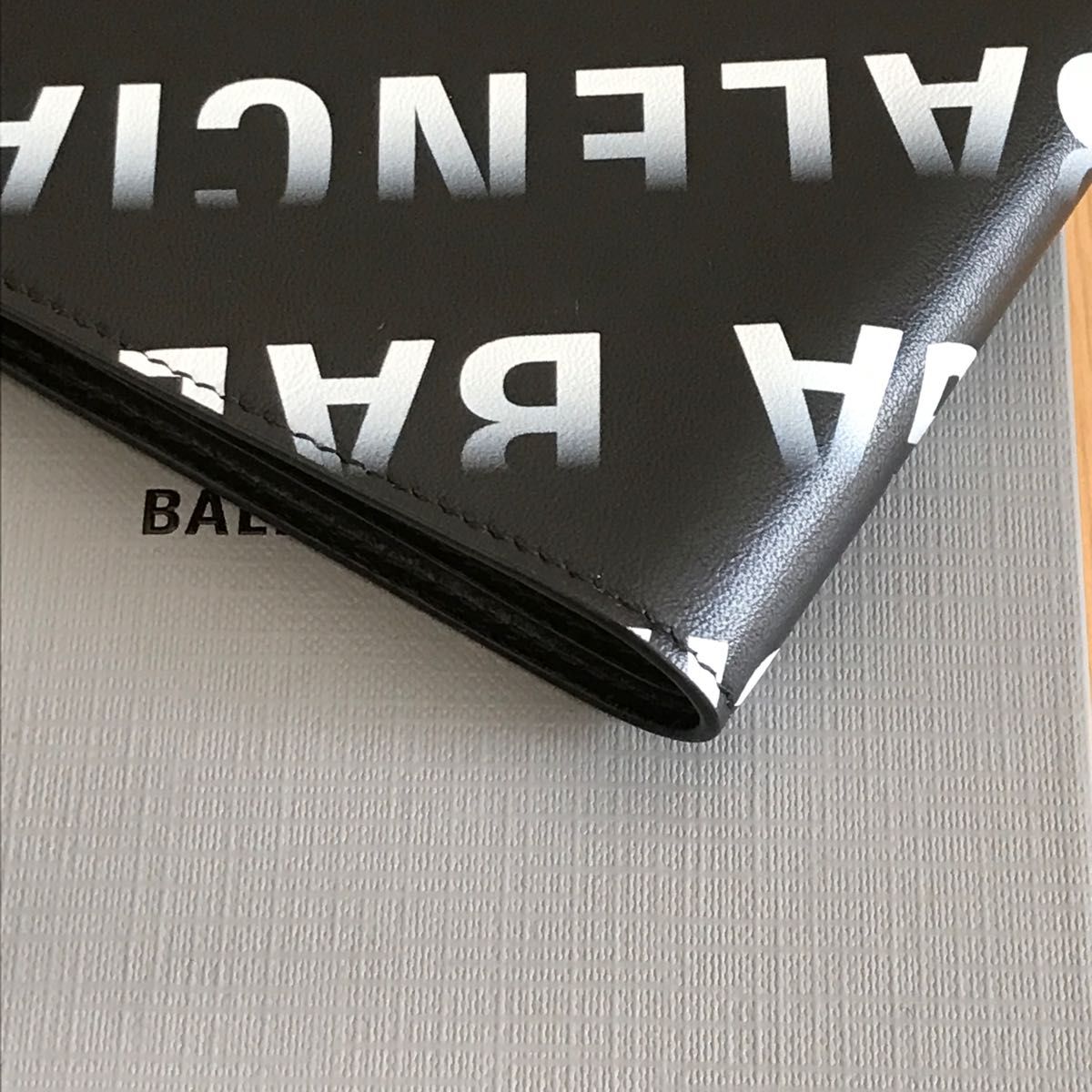 新品同様 極美品 BALENCIAGA バレンシアガ 二つ折り財布 札入れ 新品同様 極美品 BALENCIAGA バレンシアガ 二つ折り財布 札入れ