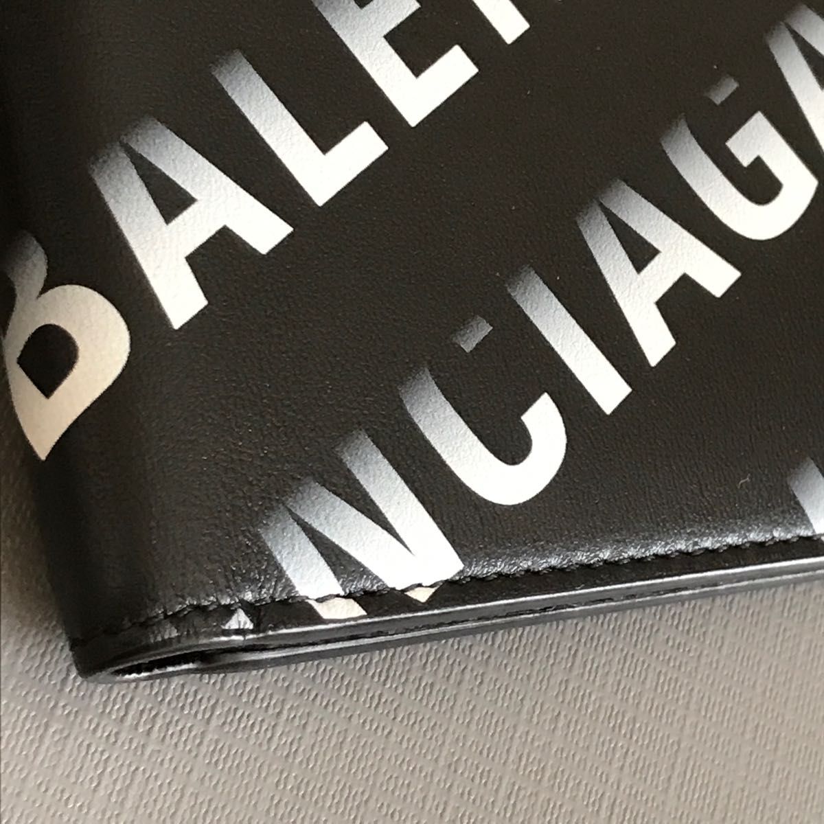 新品同様　極美品　BALENCIAGA バレンシアガ　二つ折り財布　札入れ　グラフィックロゴ　黒　