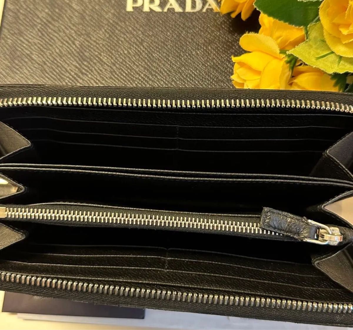 プラダ　PRADA 財布　長財布　ロゴ金具　ラウンドファスナー