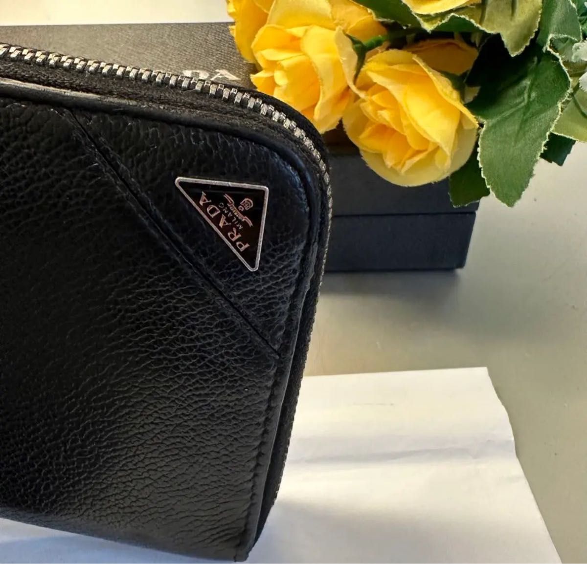 プラダ　PRADA 財布　長財布　ロゴ金具　ラウンドファスナー