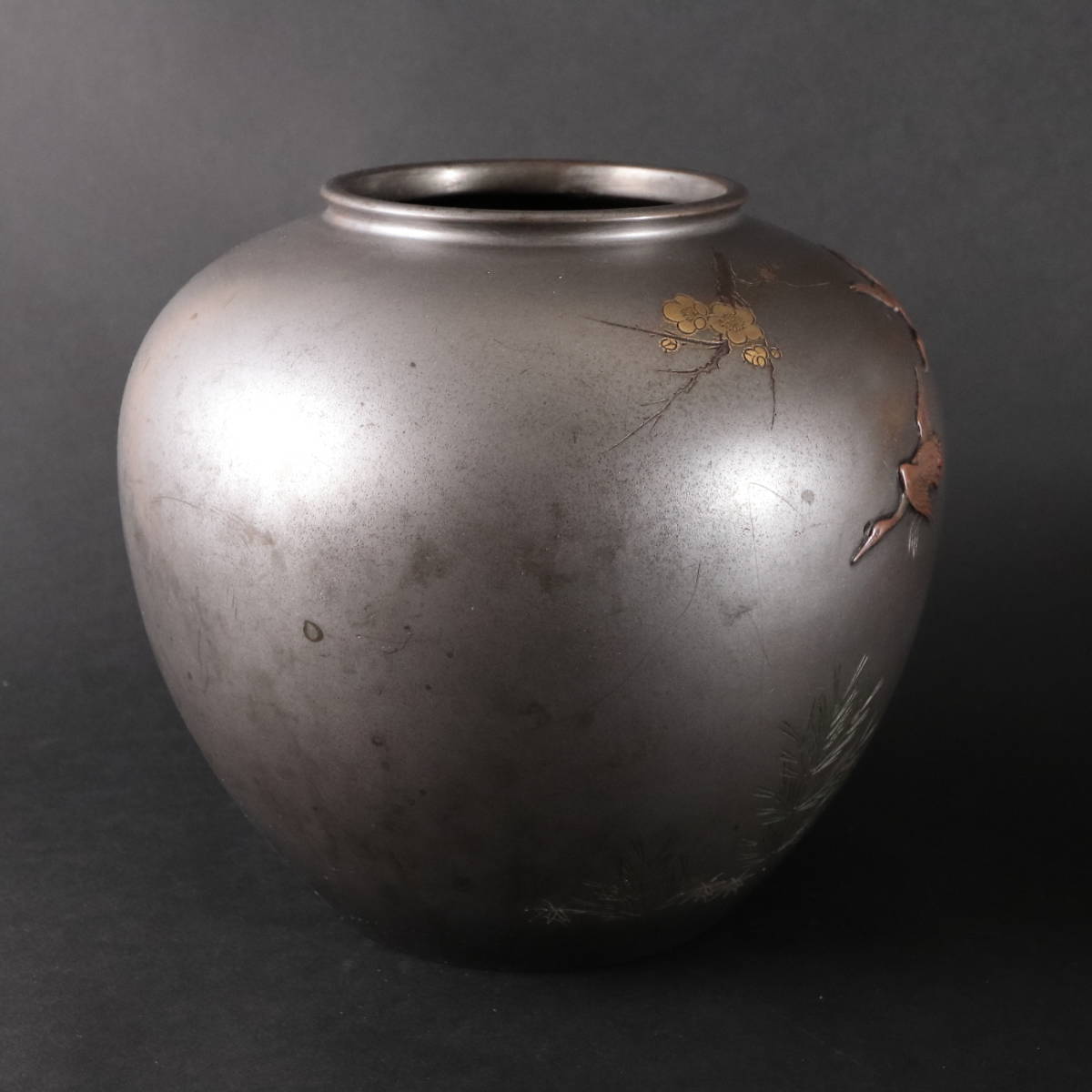 値下げ】 ◇◇時代物 秀魚刻 銅製花入 鶴松梅盛上彫 銅花瓶 高さ19.5cm