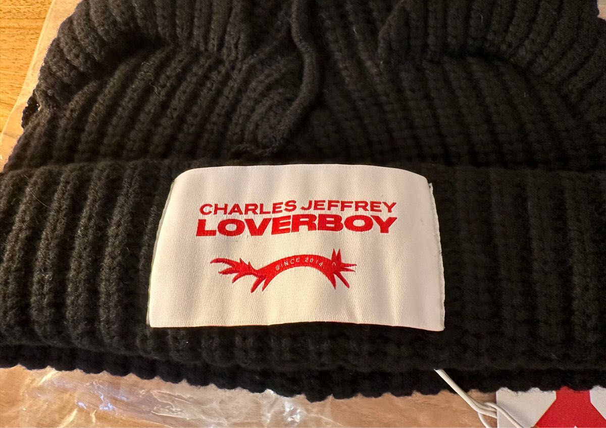 CHARLES JEFFREY LOVERBOY ネコ耳ニット帽 UK直輸入品 バッジ CHARLES JEFFREY LOVERBOY ネコ耳ニット帽 UK直輸入品 バッジ