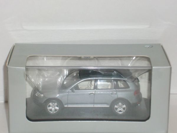 ☆1/43 MiniChamps Volkswagen Touareg 銀