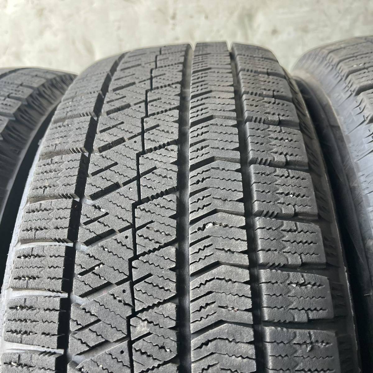 極上タイヤ　BRIDGESTONE ブリヂストン　ブリジストン　VRX2 185/60R15 スタッドレス　タイヤ　2017年製　15インチ_画像4