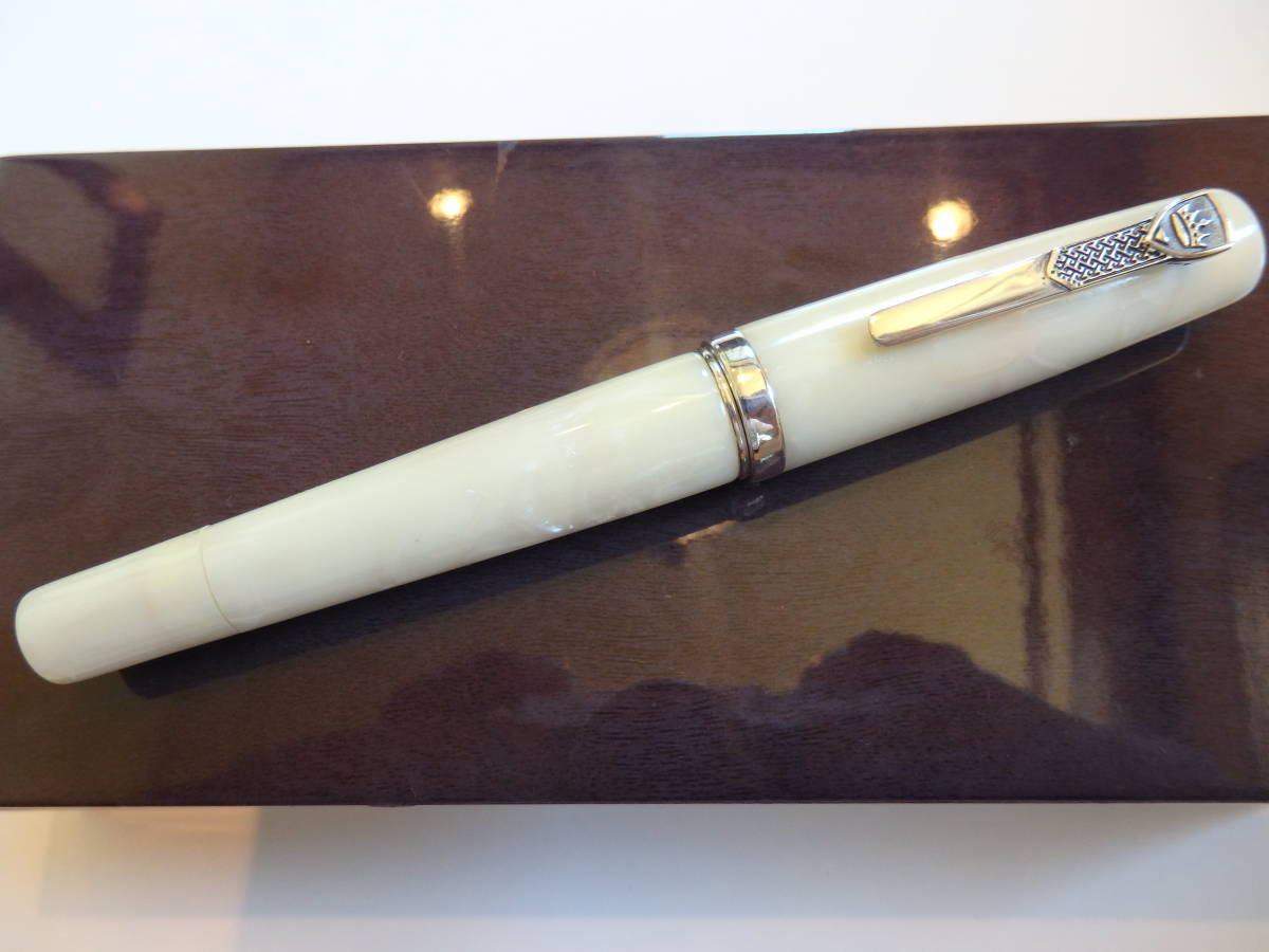 ◆【希少】クローネ　ホワイトセルロイド製万年筆　ペン先：18K750ソリッドゴールド F