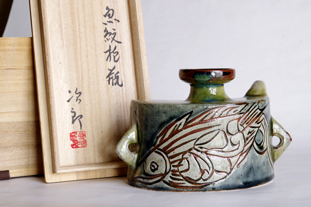 金城次郎 魚紋抱瓶(双魚) 共箱 w27,5㎝【本物保証】壷屋焼 栞 人間国宝 Yahoo!オークション - 人間国宝 金城次郎 壺屋焼 魚紋抱瓶 本物