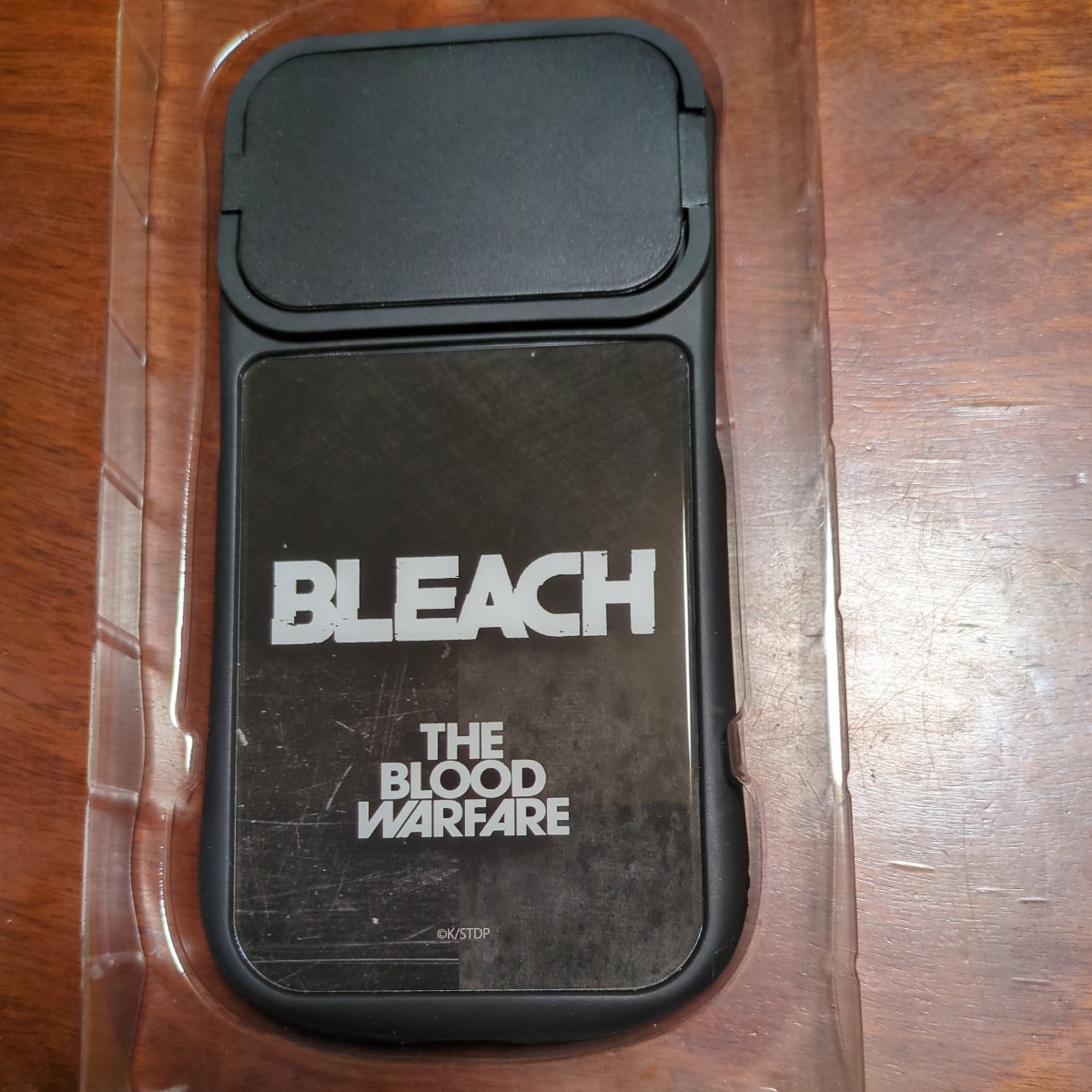 510h1203　グルマンディーズ BLEACH iPhone14 / 14 Pro / 13 / 13 Pro / 12 / 12Pro 対応 ハイブリッドガラスケース ロゴ BBLC-02B_画像1