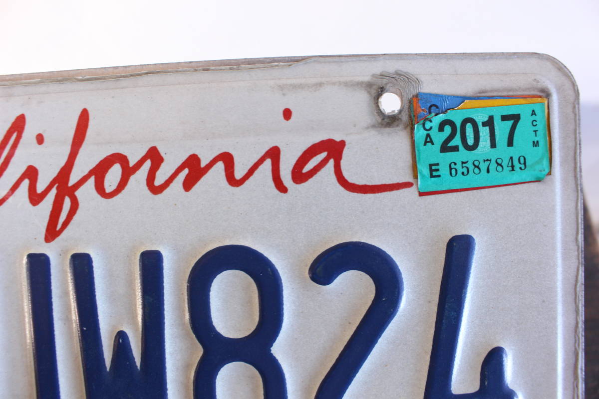【クリックポスト 送料無料】* カリフォルニア ナンバープレート 2017年 ライセンスプレート カープレート CALIFORNIA 「6KUW824」 106_画像3