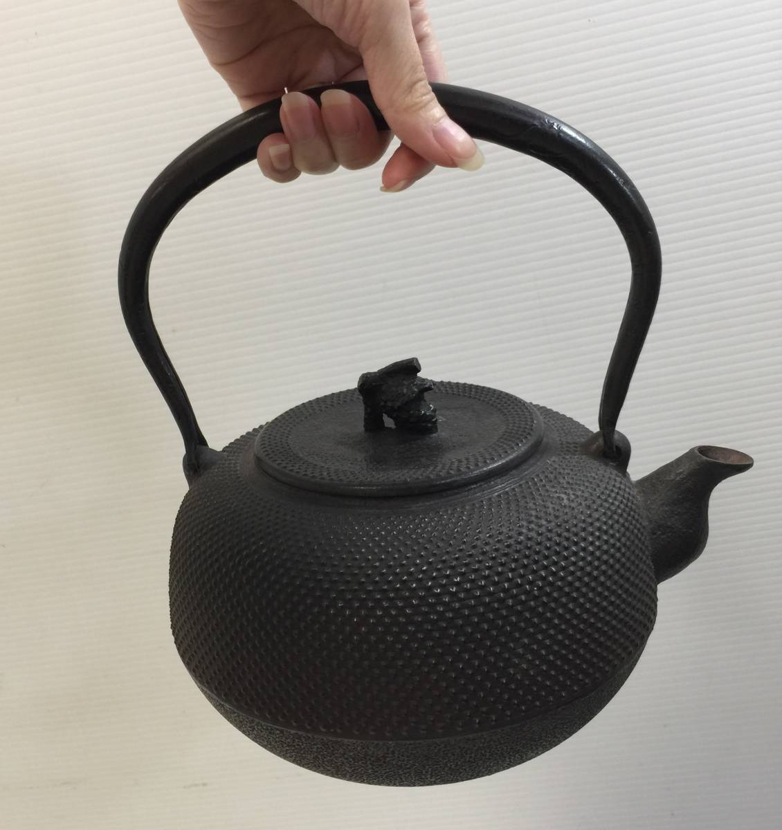 ○【南部鉄器秀山作】 鉄瓶 湯沸 茶器道具 和食器 お茶 金属工芸 鉄ヤカン サイズ直径17㎝高さ10㎝重量約1.7㎏ 中古(NF231025)515-22-②_画像10