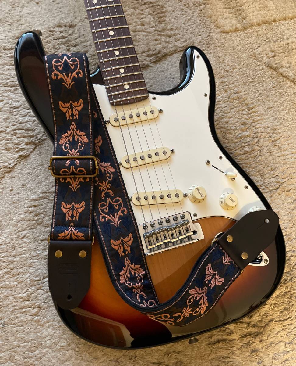 Meekos Black and gold jacquard guitar strap ギターストラップ UKハンドメイドの画像1