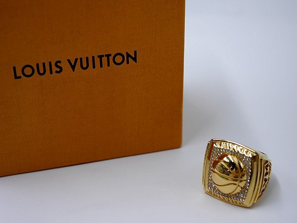 人気の雑貨がズラリ！ LOUIS VUITTON ルイヴィトン NBAバーグ L/V