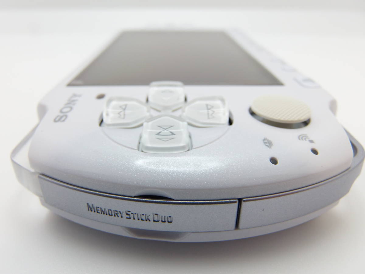 PSP-3000　新品に近い綺麗な美品　ホワイト　本体は、ほとんどキズ無し　アダプター2個付き　USBケーブルは、未使用　全12点セット_画像7