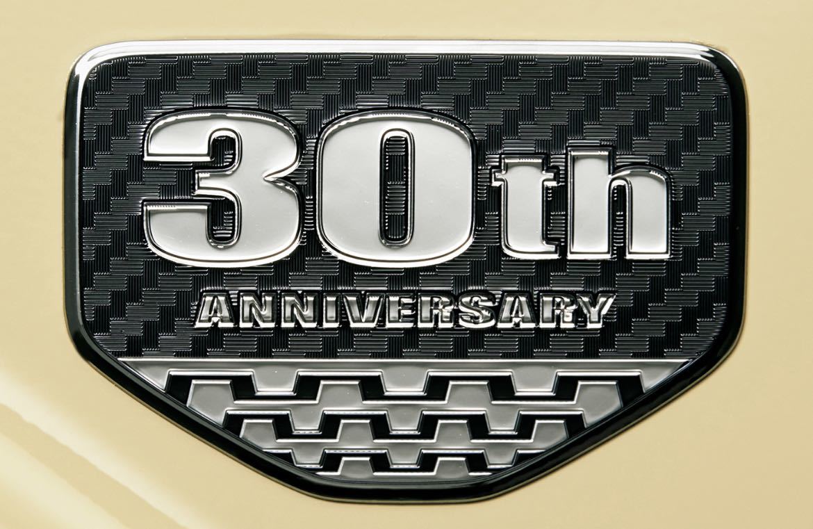 トヨタ　純正品　ランクル70 30周年記念　フェンダーエンブレム_画像1