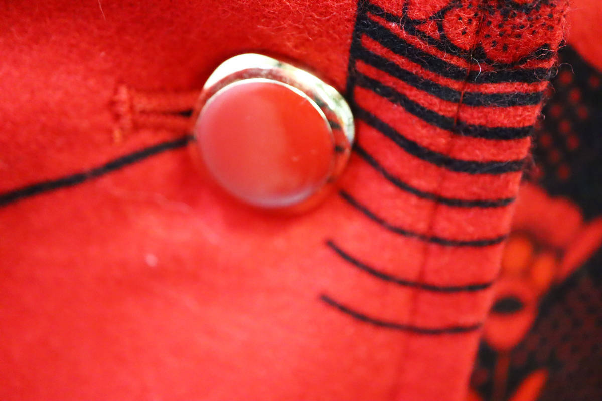 323　昭和のファッション　レトロ　ママコート　ままコート　かわいい　花がら　赤　送料無料　長期保管品　新古品　値札あり　_替えのボタンがついています。