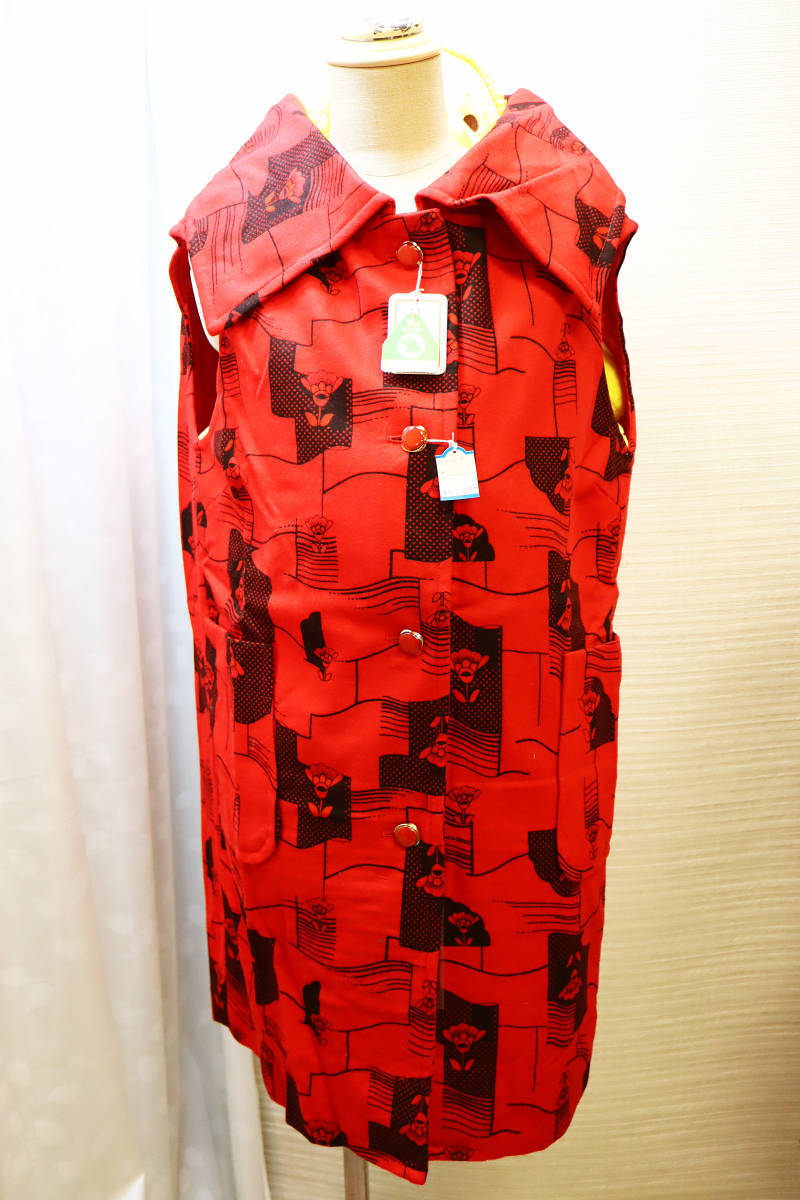 323　昭和のファッション　レトロ　ママコート　ままコート　かわいい　花がら　赤　送料無料　長期保管品　新古品　値札あり　_袖は、ありません。