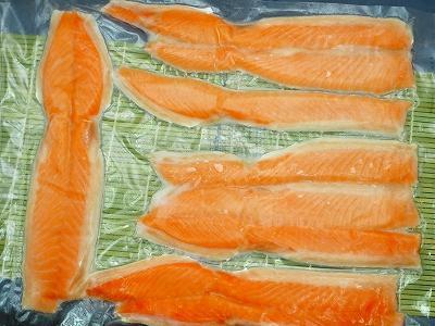 * carefuly selected![ Atlantic salmon ( is lasro in ) sashimi for ] approximately 1kg( approximately 5ps.@~8ps.@ rom and rear (before and after) ) fat. ...!5kg till uniform carriage . we deliver!