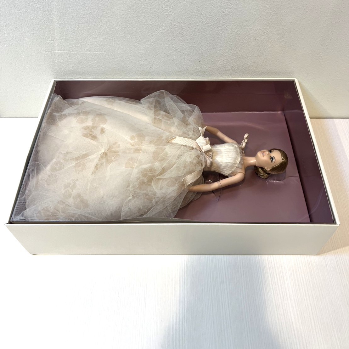 Mattel Barbie GOLD LABEL VERA WANG BRIDE THE TRADITIONALIST Mattel Barbie GOLD LABEL VERA WANG BRIDE THE TRADITIONALIST