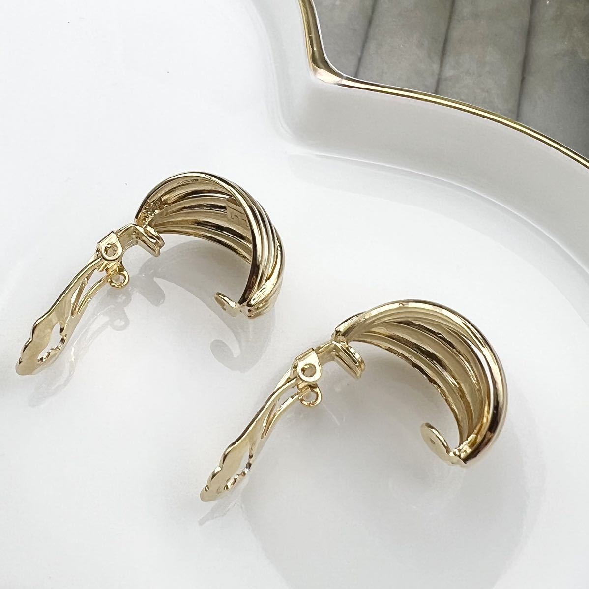 美品】PIERRE BALMAIN ピエールバルマン イヤリング ゴールド 美品】PIERRE BALMAIN ピエールバルマン イヤリング ゴールド