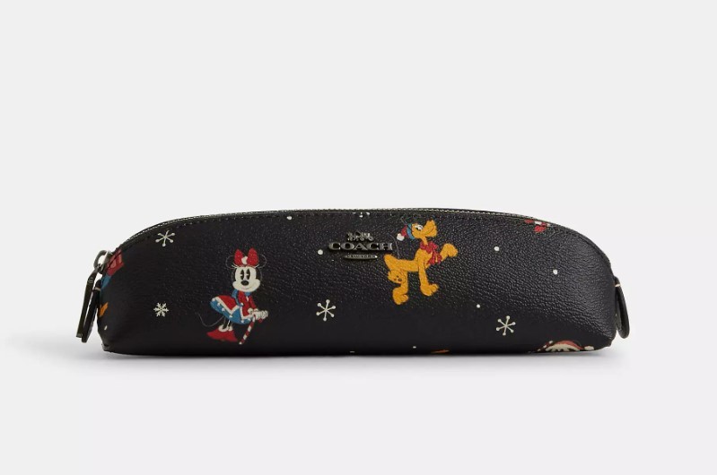 【限定コラボ】日本未発売　Disney X Coach Pencil Case With Holiday Print　型番：CN570　本物をお届け♪