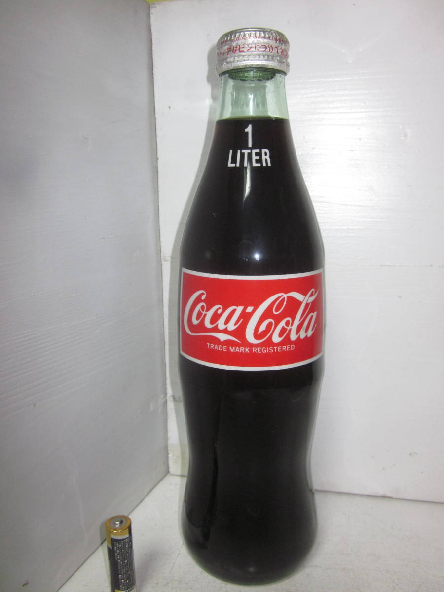 昭和レトロ　超レア物　コカ・コーラ　1リットルサイズ　赤ラベル　ガラス瓶　未開栓　中身入り　1980年代　富士コカ・コーラ_画像1