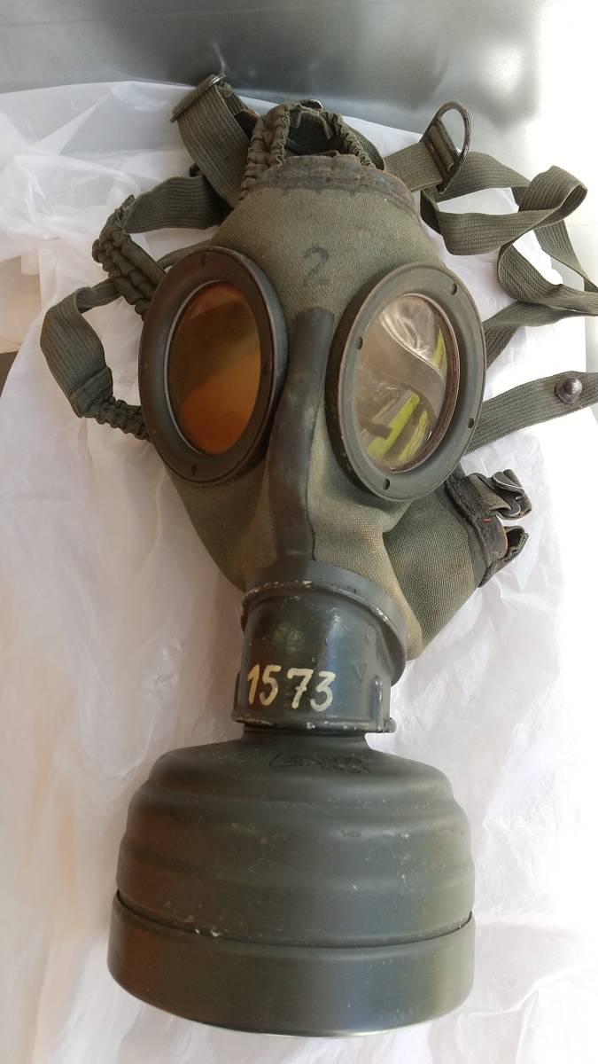 【実物】 ナチスドイツ軍歩兵装備品。「ガスマスク・携行用金属製ケース」。_画像1