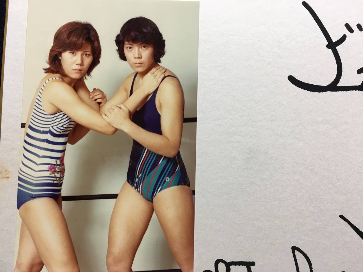 ビューティーペア ジャッキー佐藤 マキ上田 女子プロレスラー 女子プロレス 直筆サイン 色紙 写真 貼り付け 綺麗目 珍品 芸能人 アイドル_画像2