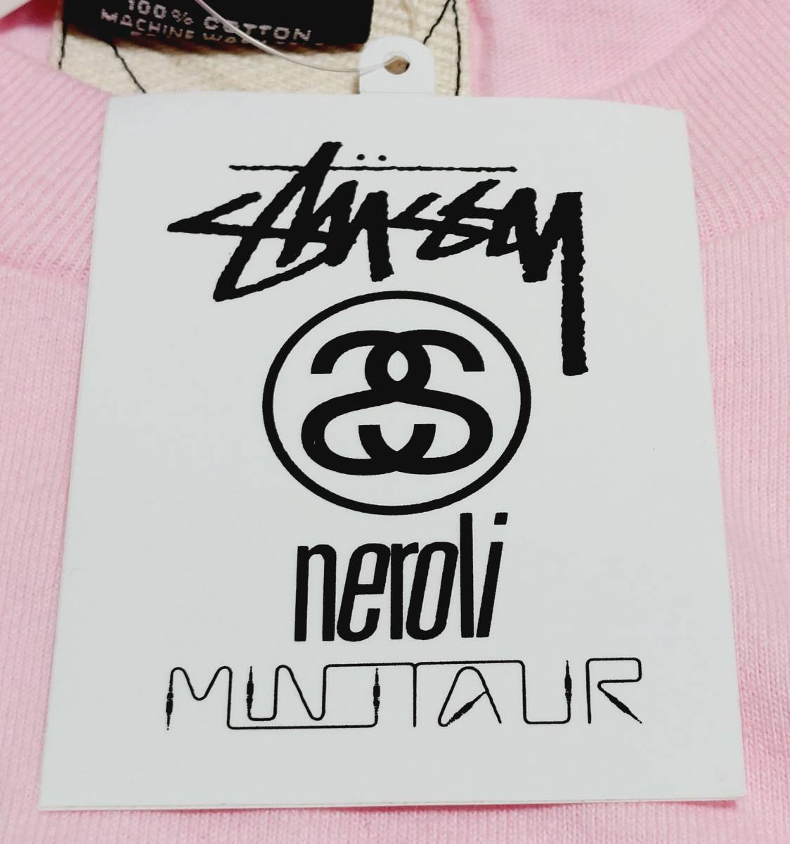 超爆レア希少！新品タグ付き！STUSSY×MINOTAUR×neroli ステューシー/３ネーム コラボ！ロゴプリント2006限定Tシャツ L ピンク 入手困難！_コラボのステッカー