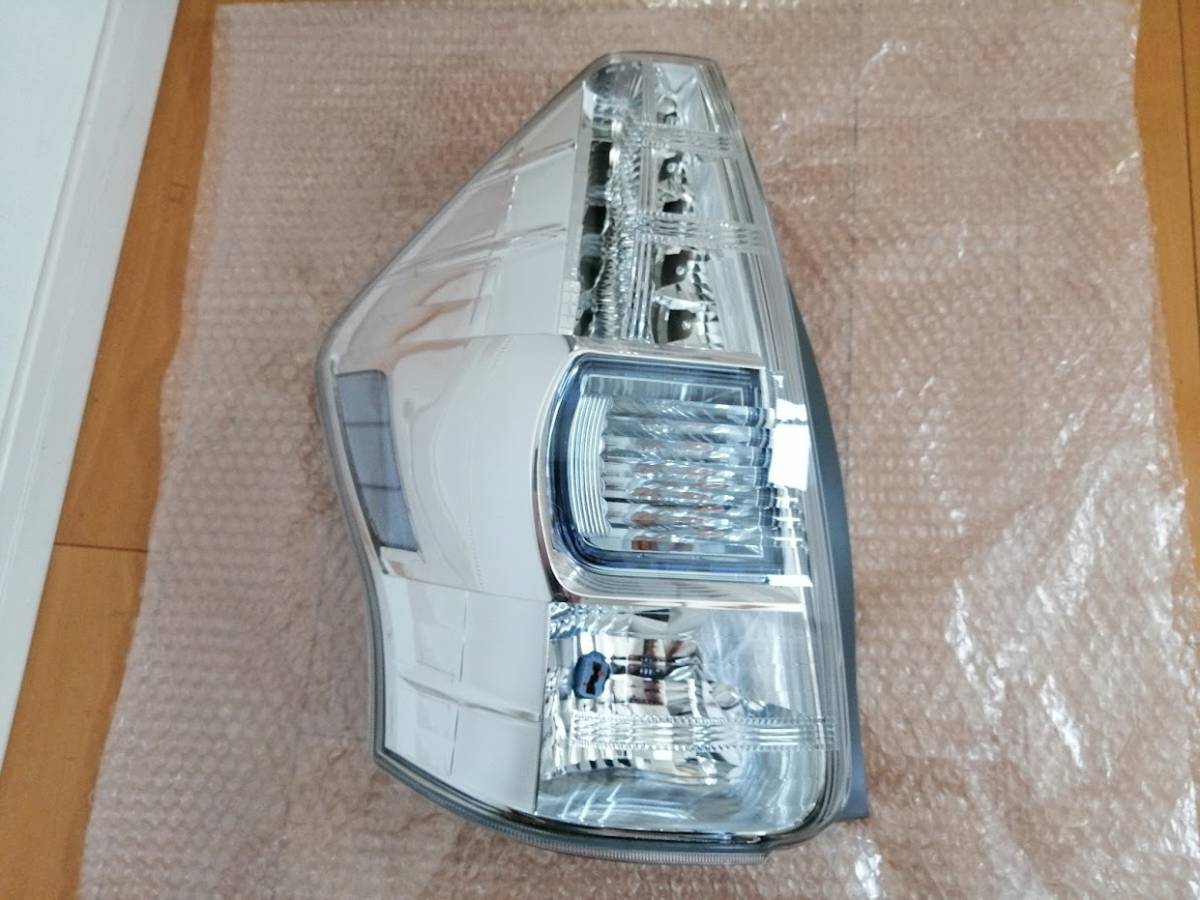 トヨタ プリウスα 前期 純正 テール ランプ 左パーツ