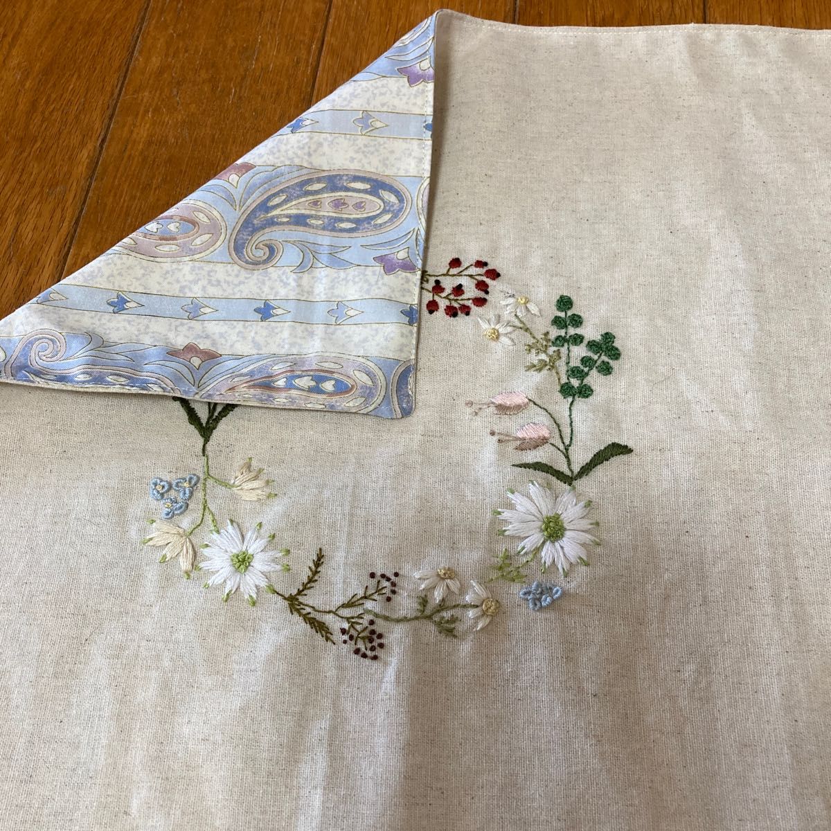 手刺繍　マルチカバー　秋の花