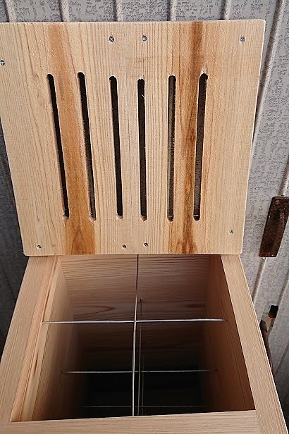 送料無料・日本蜜蜂・給餌・メントール対応すのこ式中蓋付　杉28mm角４段重箱式巣箱・網付底板・トリカルネット付き　 ２８型_代表画像