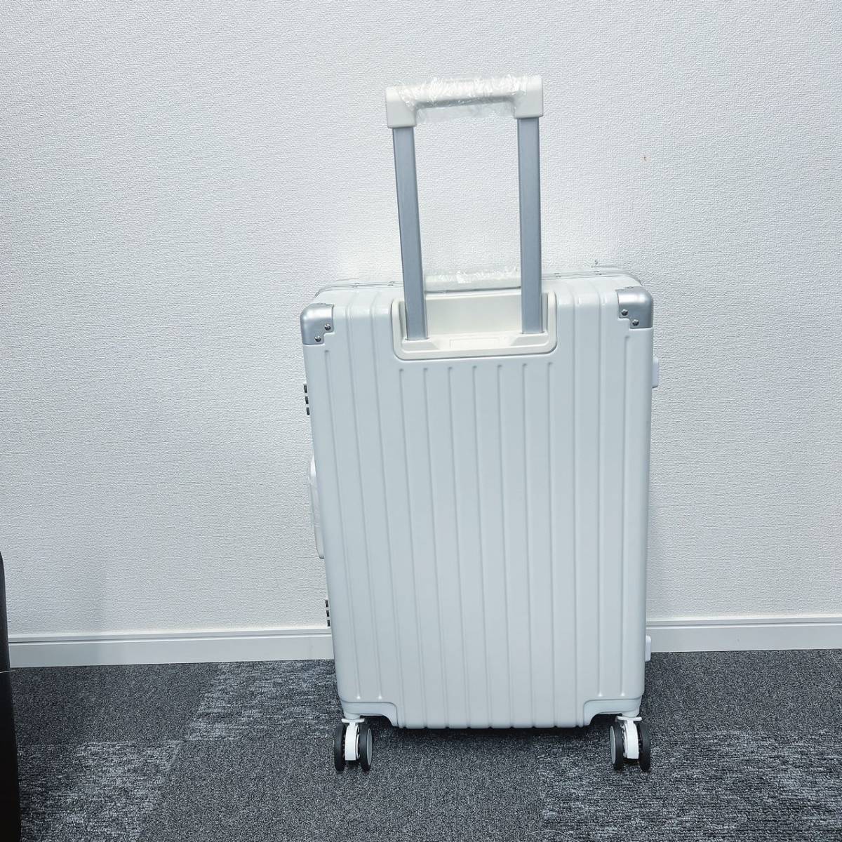 新品！！スーツケース サイズ ：Mサイズ 　色:　ホワイト　軽量設計 大容量 多収納ポケット_画像5