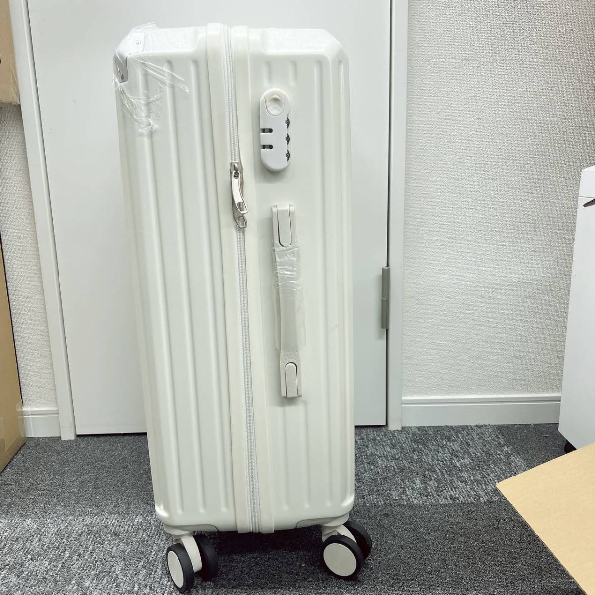 新品！USB付きINSスーツケース サイズ ：Mサイズ　色:ホワイト　キャリーバッグ 旅行4-10日　　_画像4