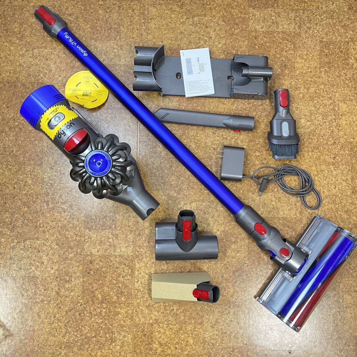 美品 dyson ダイソン V7 Fluffy Origin SV11 コードレスクリーナー 掃除機 付属品多数 コードレス掃除機