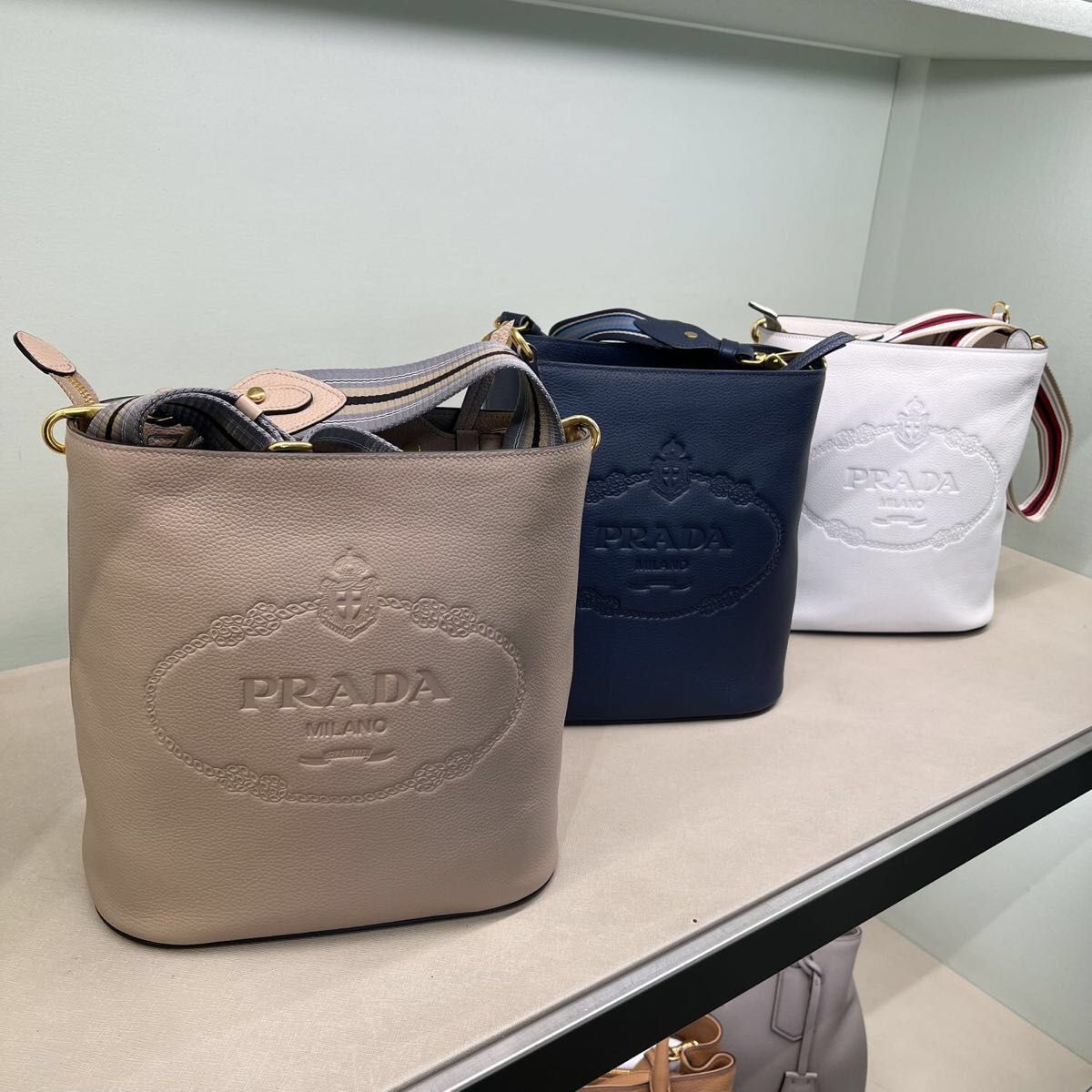 PRADA ショルダーバッグ プラダ グレーベージュ ロゴ レザー