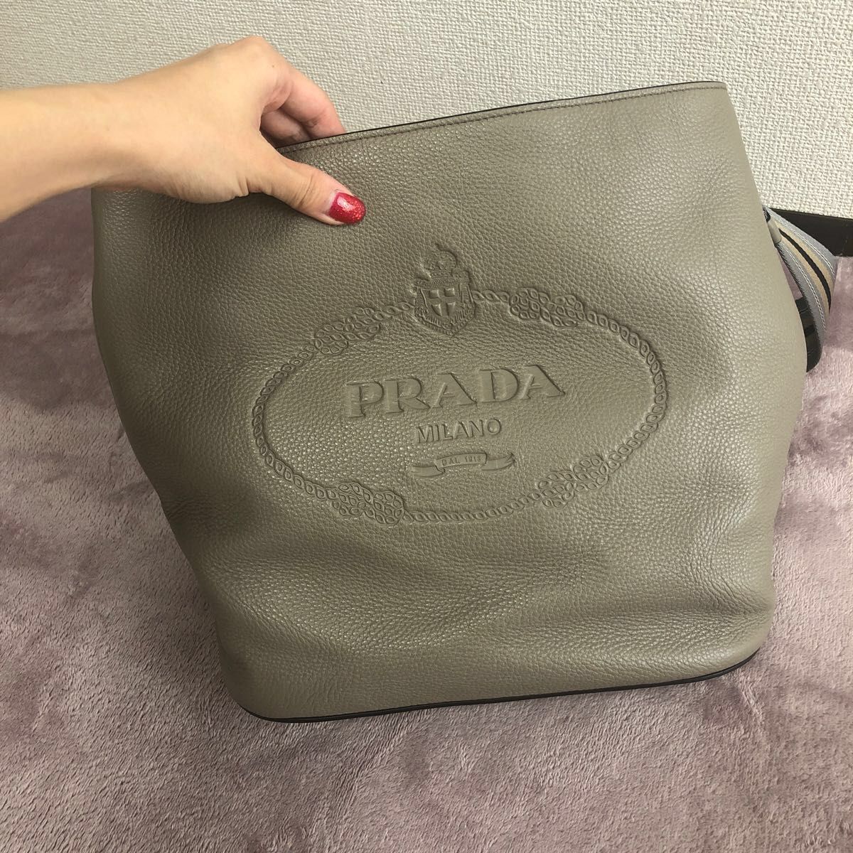 PRADA ショルダーバッグ プラダ グレーベージュ ロゴ レザー｜PayPayフリマ