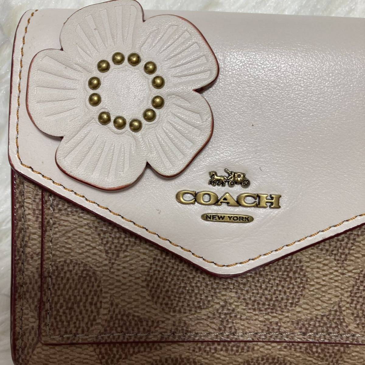 COACH コーチ 三つ折り財布 シグネチャー フラワー 花 モチーフ パッチ 希少 ホワイト ベージュ ボルドー_画像2