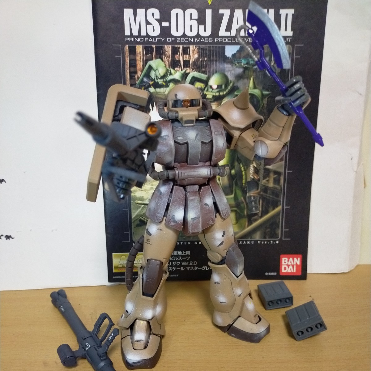 MG 1/100 量産型 ザクⅡ J型 ver2.0 デザートカラー 塗装 完成品 ガンダム ザク ガンプラ ジャンク シャア専用ザク シャア フィギュア 素組_画像6