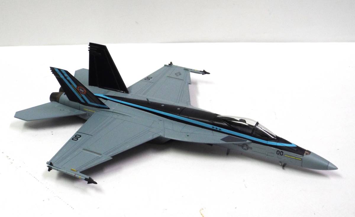 【HM】1/72 マクダネル ダグラス F/A-18E スーパーホーネット ' Top Gun' w/GBU-24 (商品№ HA5129)ダイキャスト製の完成機_画像3