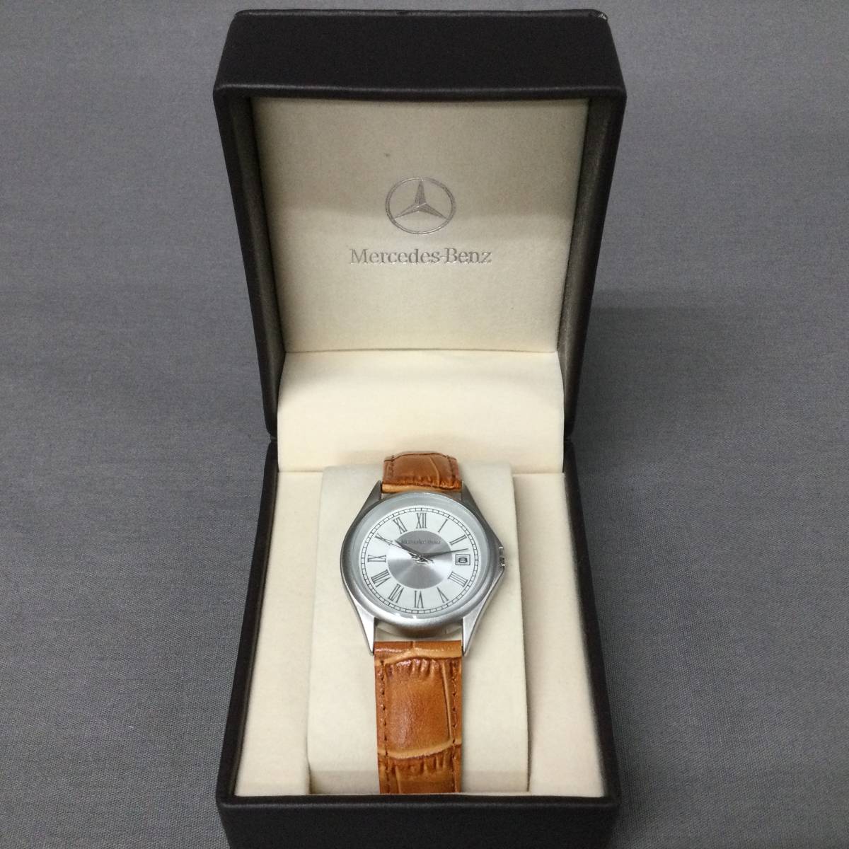 051010 245004 Mercedes Benz メルセデス ベンツ 腕時計 ウォッチ ラウンド ホワイト系 × シルバー系文字盤 QUARTZ 稼働品 ケース付_画像9