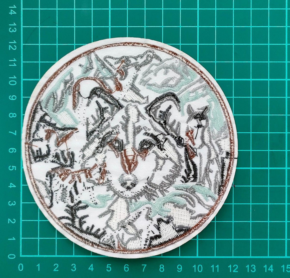 No.44 狼王 1枚 グレー 雪山、オオカミの群れ ユニーク かっこいい 刺繍 アイロンワッペン 飾り素材 組み合わせOk