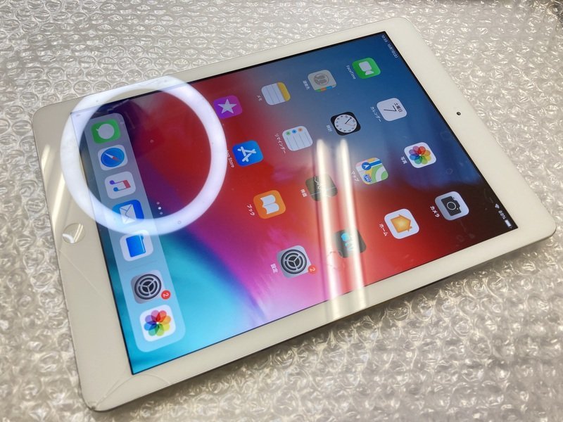 HF102 au iPadAir 第1世代 Wi-Fi+Cellular A1475 16GB シルバー 判定◯ ジャンク ロックOFF_画像1