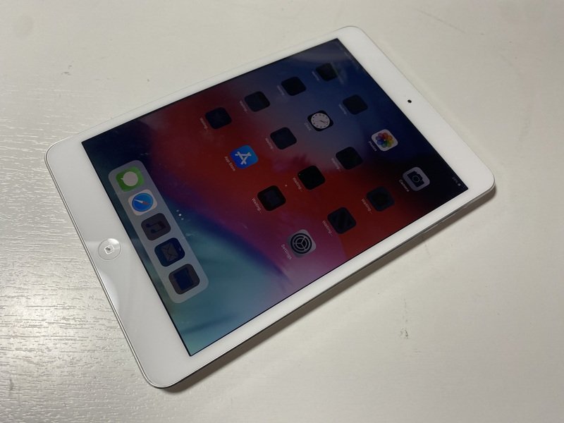 IC305 iPad mini 2 Wi-Fi シルバー 16GB ジャンク ロックOFF_画像1