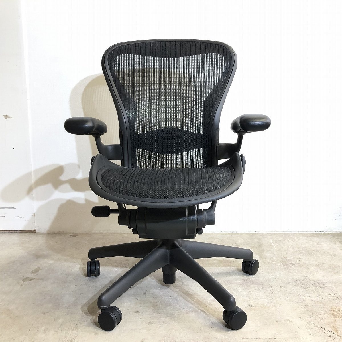 ★Herman Miller ハーマンミラー aeron chair アーロンチェア Bサイズ ランバーサポート AE111PWB アームチェア キャスターチェア 名古屋_画像2