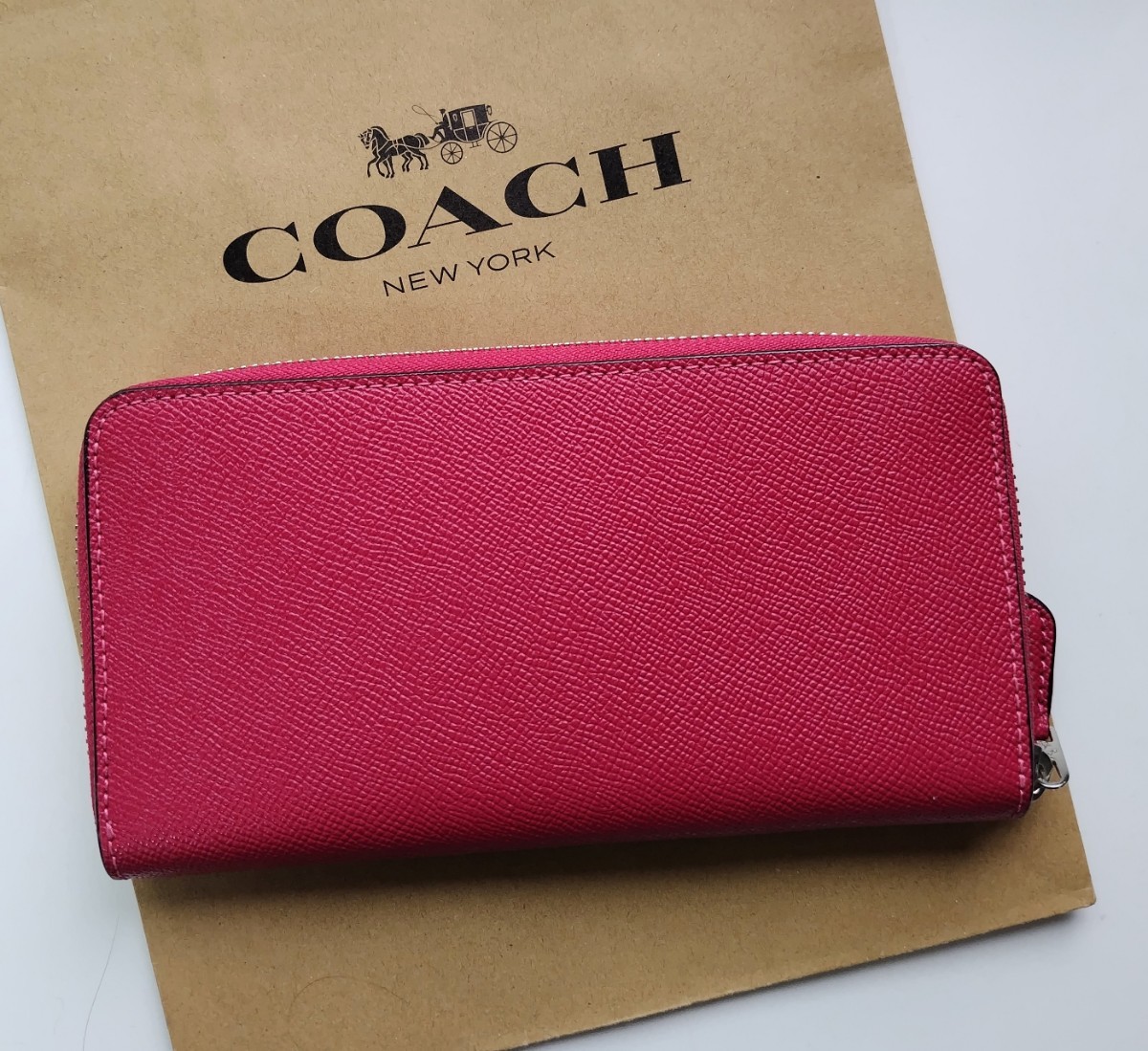 新品】COACH コーチ 長財布 ラウンドジップ ピンク レッド 新品】COACH コーチ 長財布 ラウンドジップ ピンク レッド